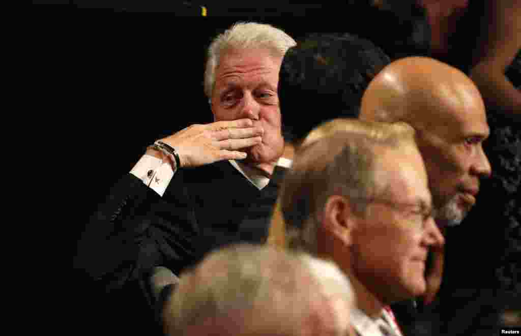 بیل کلینتون، رئیس جمهور سابق ایالات متحده آمریکا، بری یک نفر در میا&zwnj;&zwnj;ن جمعیت در آخرین مناظره انتخاباتی بوسه می&zwnj;&zwnj;فرستد.