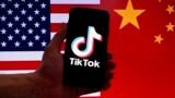 ARCHIVO - En esta ilustración fotográfica, el logotipo de la aplicación de redes sociales TikTok se muestra en la pantalla de un iPhone frente a una bandera de EEUU y un fondo de bandera china en Washington, DC, el 16 de marzo de 2023.