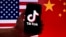 ARCHIVO - En esta ilustración fotográfica, el logotipo de la aplicación de redes sociales TikTok se muestra en la pantalla de un iPhone frente a una bandera de EEUU y un fondo de bandera china en Washington, DC, el 16 de marzo de 2023.