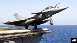 Caça francês Rafale, a descolar de um porta-aviões