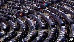 资料图片：2023年6月14日星期三，在法国东部斯特拉斯堡的欧洲议会，议员们就《人工智能法案》进行了投票。（美联社）