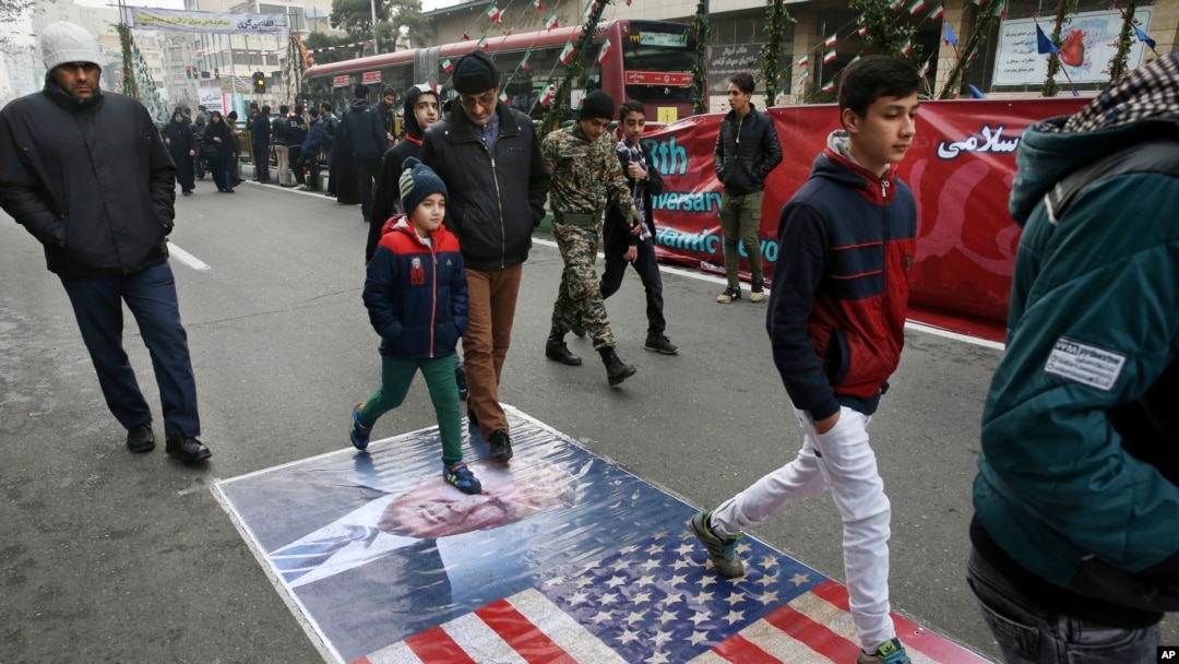 Những người tham gia cuộc tuần hành dẫm lên chân dung của Tổng thống Donald Trump, ngày 10 tháng 02 năm 2017. 