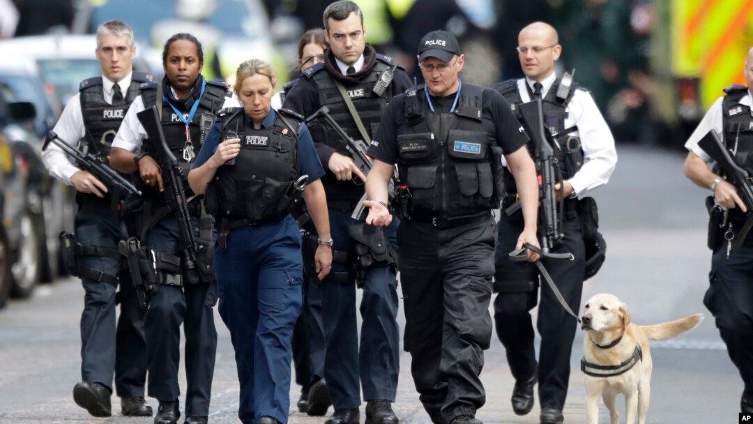 Naoružani britanski policajci u blizini mesta napada na Londonskom mostu, 4. juna 2017. (AP Photo/Matt Dunham) 