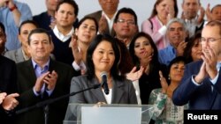 Keiko Fujimori, putri mantan diktator Peru Alberto Fujimori, mengakui kalah dalam Pilpres pada pidato di Lima, Peru hari Jumat (10/6). 