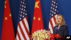 Menteri Luar Negri Hillary Rodham Clinton berpidato dalam pembukaan dialog ekonomi dan kemitraan strategis AS-Tiongkok di Beijing (3/5).