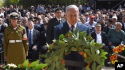 El primer ministro israelí, Benjamin Netanyahu, coloca una ofrenda floral durante la ceremonia del Día de Recordación del Holocausto en monumento Yad Vashem en Jerusalem, el jueves, 12 de abril de 2018.