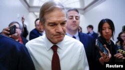 El representante Jim Jordan que compite por el puesto de presidente de la Cámara, habla con los medios de comunicación después de una reunión de los republicanos mientras continúan intentando elegir un nuevo presidente en el Capitolio en Washington el 16 de octubre de 2023.