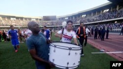 Mohamed Ibrahim (C) , milieu de terrain ya Zamalek ya Egypte azali kobeta drum ma match na V.Club ma stade des Martyrs, Kinshasa, 5 avril 2013.