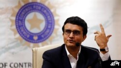 বোর্ড অফ কন্ট্রোল ফর ক্রিকেট ইন ইন্ডিয়া (BCCI) এর নব-নির্বাচিত সভাপতি সৌরভ গাঙ্গুলী ভারতের মুম্বাই এ দায়িত্ব নেওয়ার পরে একটি সংবাদ সম্মেলনে যোগ দেন। ২৩ অক্টোবর, ২০১৯ (ছবি-এপি/রাজনীশ কাকড়ে)