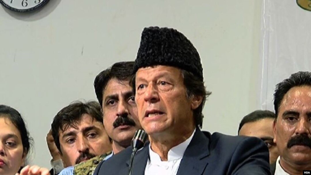 Imran Khan, bintang kriket yang beralih menjadi politisi dan memimpin partai Pakistan Tehreek-i-Insaf (PTI), terpilih sebagai Perdana Menteri Pakistan, Jumat (17/8).