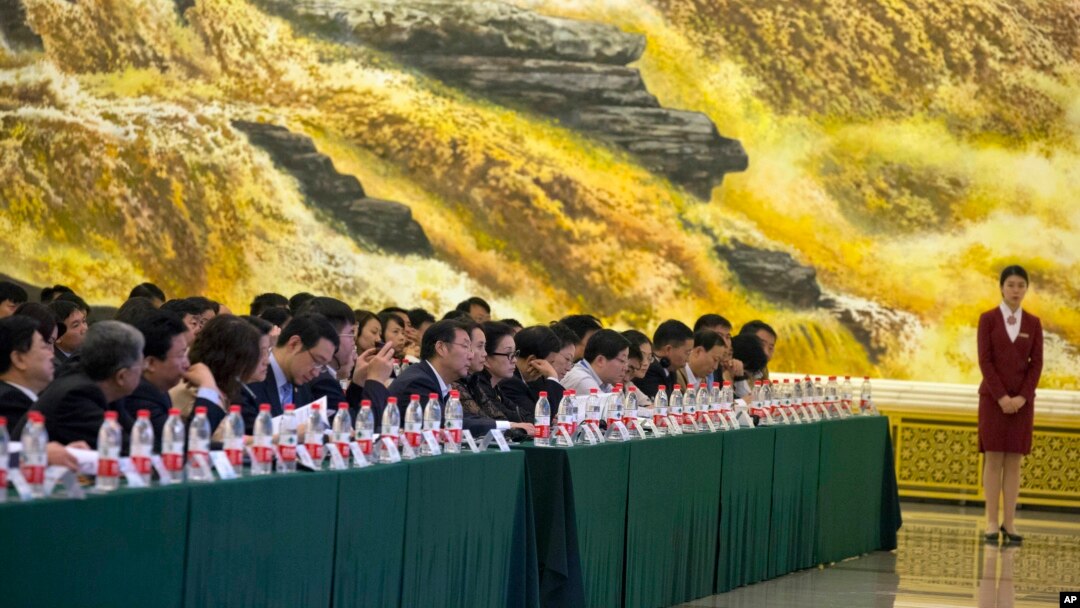 Para peserta tampak dalam Konferensi Donasi Organ Internasional di China yang diselenggarakan di Balai Agung Rakyat (17/10). Beijing, China. (foto: AP Photo/Ng Han Guan)