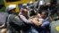 La policía peruana forcejea con un manifestante, durante la reubicación de los vendedores del mercado La Parada, en Lima, el sábado 27 de octubre de 2012.