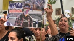 Personas muestran la fotografía de una de las personas que aseguran fueron asesinadas por las fuerzas de seguridad de Nicaragua durante las protestas de 2018.