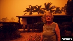 Nancy Allen y Brian Allen en los exteriores de su casa a medida que el fuego avanza en New South Wales, en Australia (Foto: Reuters / Tracey Nearmy)