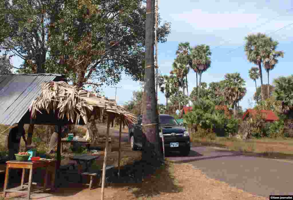 ອຸດສາຫະກໍາຄອບຄົວຢູ່ດອນໂຂງ: ຮ້ານເຮັດນໍ້າຕານກ້ອນແຄມທາງ ທີ່ສ້າງລາຍຮັບໃຫ້ຄອບຄົວ ປີລະ 20 ກ່ວາລ້ານກີບ.