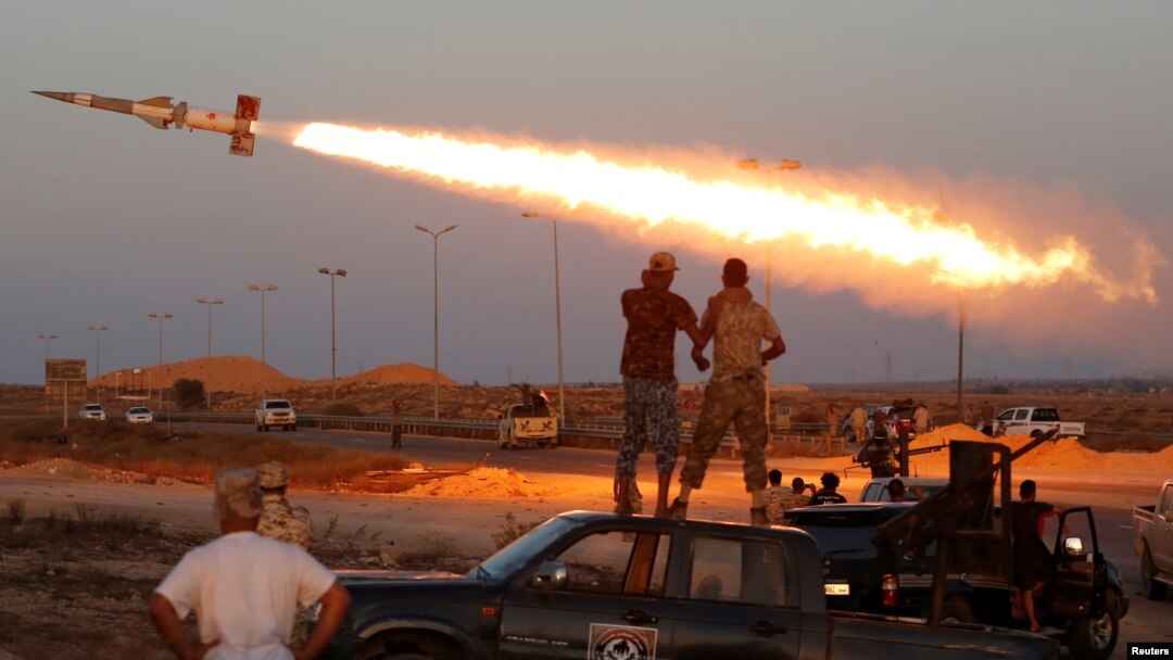 Pejuang pasukan Libya yang bersekutu dengan pemerintahan yang didukung PBB menembakkan roket ke arah pejuang ISIS di Sirte, Libya (4/8). (Reuters/Goran Tomasevic)