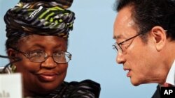 Ministar Ma'aikatan Kudin Najeriya Ngozi Okonjo-Iweala da shugaban bankin duniya Sakong