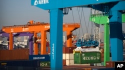 Pelabuhan kontainer otomatis di Tianjin, China, Senin, 16 Januari 2023. Perekonomian China pada tahun lalu tumbuh pada tingkat paling lambat dalam kurun tiga dekade lebih. (Foto: AP)