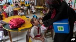 Seorang petugas medis memberikan vaksin polio kepada seorang anak di sebuah sekolah di kota Karachi, Pakistan, 28 Oktober 2024 (foto: dok). Kasus polio kembali merebak tahun ini di Pakistan, naik dari jumlah kasus tahun 2023. 