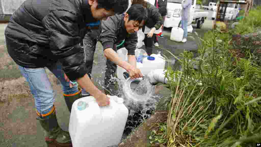 Des habitants récupèrent de l&#39;eau de source dans des bouteilles en plastique à Aso, préfecture de Kumamoto, Japon, 17 avril 2016.&nbsp;