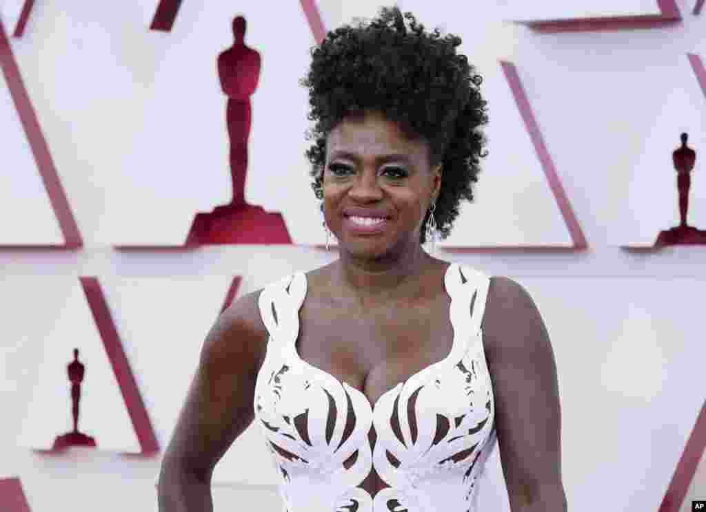 Viola Davis à chegada dos Oscars, nomeada pelo seu papel em &quot;Ma Raney - A Mãe do Blues&quot;