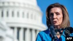 Ketua DPR AS Nancy Pelosi memberikan konferensi pers di luar gedung Capitol (24/9). 