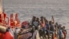 ARCHIVO - Una patera 'cayuco' procedente de Senegal con 136 inmigrantes a bordo, llega tras ser rescatada en el mar por un buque español de Salvamento Marítimo, al puerto de La Restinga, en la isla canaria de El Hierro, 28 de noviembre de 2024.