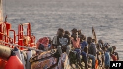 ARCHIVO - Una patera 'cayuco' procedente de Senegal con 136 inmigrantes a bordo, llega tras ser rescatada en el mar por un buque español de Salvamento Marítimo, al puerto de La Restinga, en la isla canaria de El Hierro, 28 de noviembre de 2024.