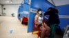 Una trabajadora sanitaria aplica una vacuna de AstraZeneca en el Aeropuerto de Fiumicino, en Roma, el 8 de marzo.