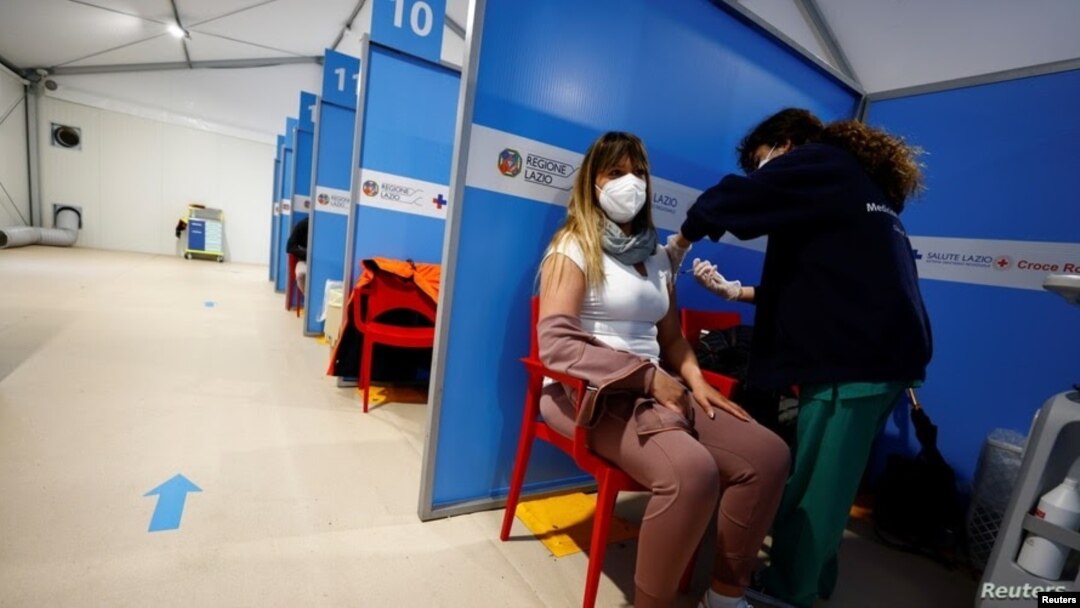 Una trabajadora sanitaria aplica una vacuna de AstraZeneca en el Aeropuerto de Fiumicino, en Roma, el 8 de marzo.