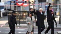 O primeiro Ministro britânico e a secretária do interior Priti Patel no local do ataque terrorista