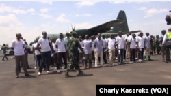 Ba ex-combattants ya M23 na bozongi na bango kowuta Ouganda na aéroport ya Goma, Nord-Kivu, le 26 février 2019. (VOA/Charly Kasereka)