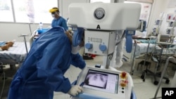墨西哥城一家醫院的醫護人員正在觀看新冠病人的胸部X光片。（2020年6月26日）