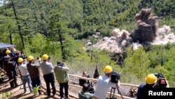 지난해 5월 북한이 풍계리 핵실험장 폭파 과정을 외국 언론에 공개했다. 