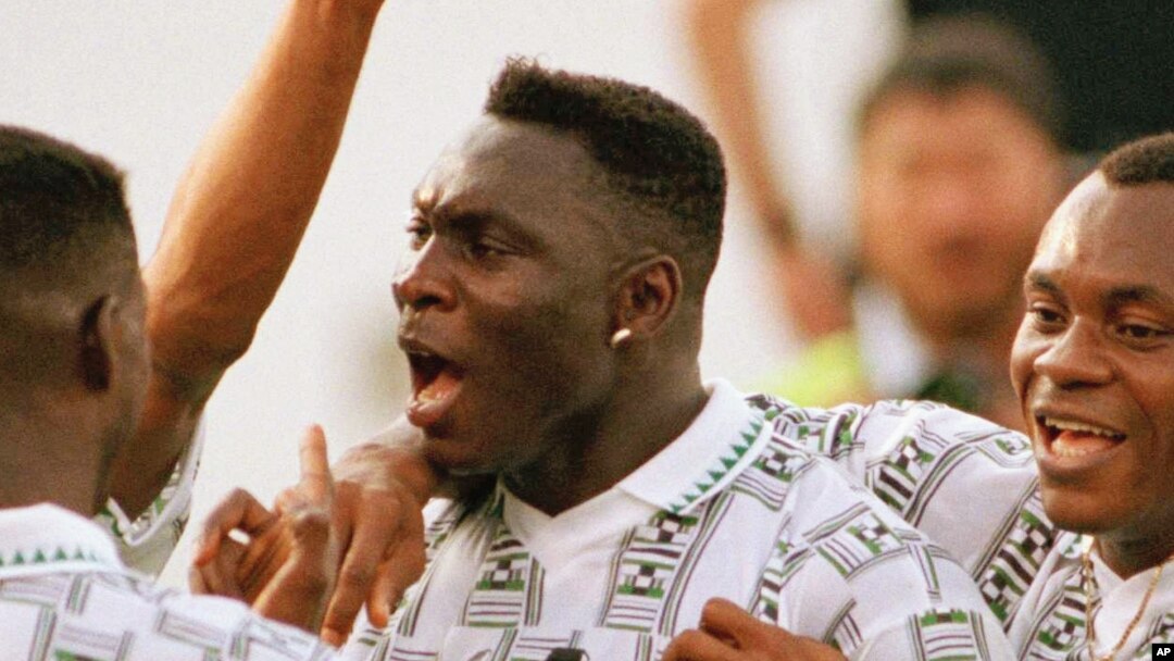 Dan wasan Najeriya, Daniel Amokachi (tsakiya) a lokacin da yake murnar cin kwallo a zamanin da yake bugawa Najeriya kwallo