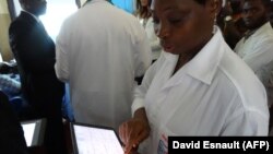 Utilisation d'une tablette tactile dans le service pionnier de télémédecine dédié aux maladies cardiaques de l'hôpital de Bouaké, en Côte d'Ivoire le 20 juin 2019.