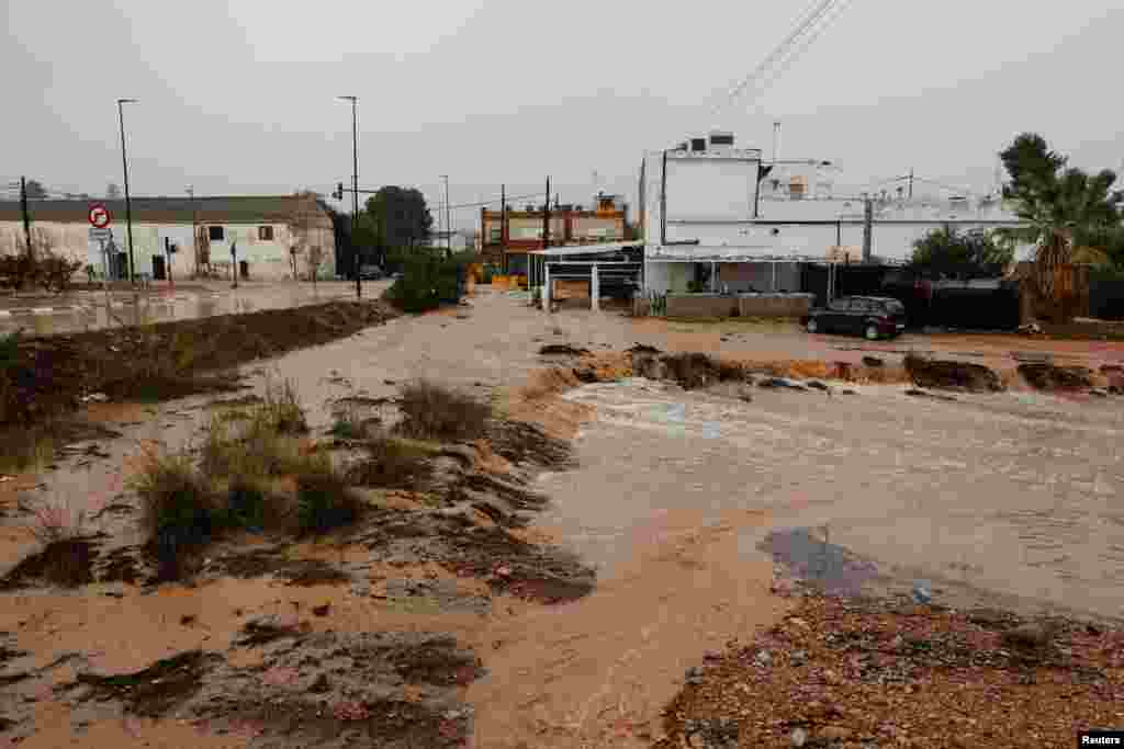 Algunas zonas de la región valenciana, como las localidades de Turís, Chiva o Buñol, registraron más de 400 mm de lluvia (equivalente a un año normal de precipitaciones), lo que llevó a la agencia meteorológica estatal a declarar una alerta roja.