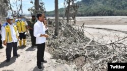 Presiden Joko Widodo saat meninjau infrastruktur yang tertimbun lahar dingin di Jalan Penghubung Lumajang-Malang, serta Jembatan Besuk Koboan yang runtuh di Kecamatan Candipuro, 7 Desember 2021. (Twitter/@Jokowi).Jembatan ini dibangun pada tahun 1998 bera