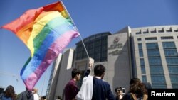 Demonstrators wait in front of the Justice Palace during a hearing against opposition academics, in Istanbul, Turkey, April 22, 2016. 