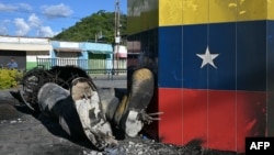 Los restos de una estatua del ex presidente Hugo Chávez, destruida y quemada durante protestas populares, yacen en una calle de Mariara, en el estado venezolano de Carabobo, el 31 de julio de 2024.