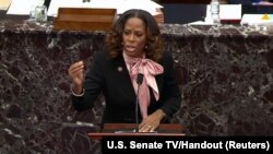 La démocrate Stacey Plaskett, déléguée des îles Vierges à la Chambre des représentants, s'exprime lors de la 4e journée du procès de mise en accusation de l'ancien président Donald Trump au Sénat, à Washington, États-Unis, le 12 février 2021.