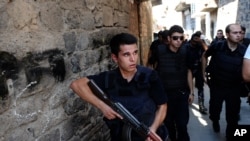 Sĩ quan cảnh sát Thổ Nhĩ Kỳ trong một cuộc hành quân ở Diyarbakir, đông nam Thổ Nhĩ Kỳ.