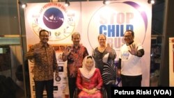 Sinta Nuriyah Wahid (depan) (ki-ka) Wagub Jatim Saifullah Yusuf, Rektor ITS Joni Hermana, Konsul Jenderal AS di Surabaya Heather Variava dan Vikjen Kuskupan Surabaya Romo Agustinus Tri Budi Utomo menunjukkan tanda stop child abuse.