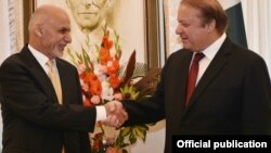 Shugaba Ashraf Ghani na Afghanistan yana shan hannu da Firayim Ministan Pakistan Nawaz Sharif