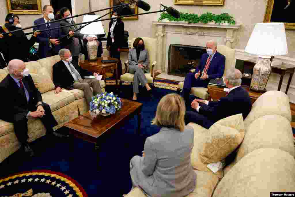 조 바이든 미국 대통령이 백악관 오벌 오피스 집무실에서 상원 의원들과 사회기반시설 확충 계획에 관해 논의했다. 