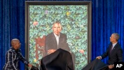 Ông Obama ngắm nhìn bức họa chân dung mình hôm 12/2.