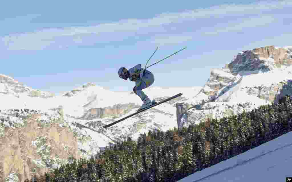 Norway&#39;s Kjetil Jansrud speeds down the course during an alpine ski men&#39;s World Cup downhill training, in Val Gardena, Italy.