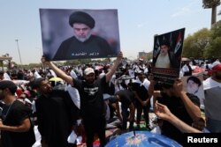 Pendukung pemimpin populis Irak Moqtada al-Sadr berkumpul untuk melakukan salat Jumat berjamaah di Grand Festivities Square di Baghdad, Irak, 5 Agustus 2022. (Foto: REUTERS/Alaa al-Marjani)