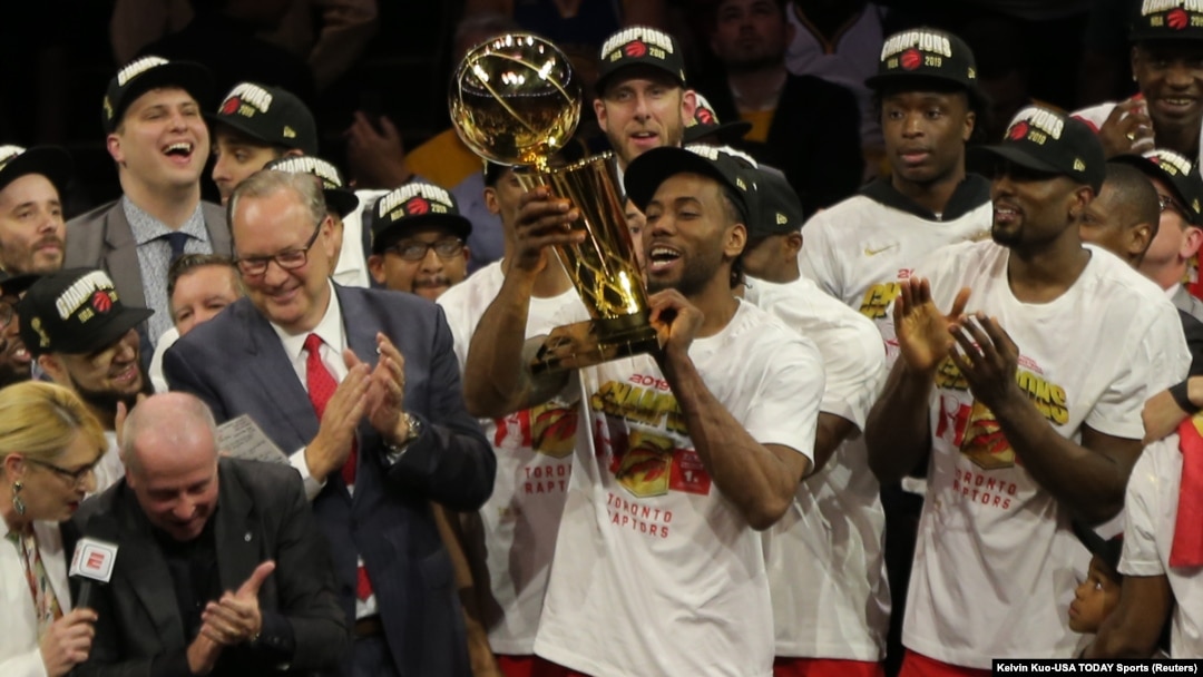 Kavai Lenard sa trofejem "Leri O'Brajen" namenjen šampionu NBA lige (Foto: Reuters/Kelvin Kuo-USA TODAY Sports)