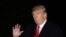 El presidente Donald Trump saluda a su llegada a la Casa Blanca en Washington, el miércoles 31 de octubre de 2018, tras asistir a un acto de campaña en Fort Myers, Florida. (AP Foto/Manuel Balce Ceneta)